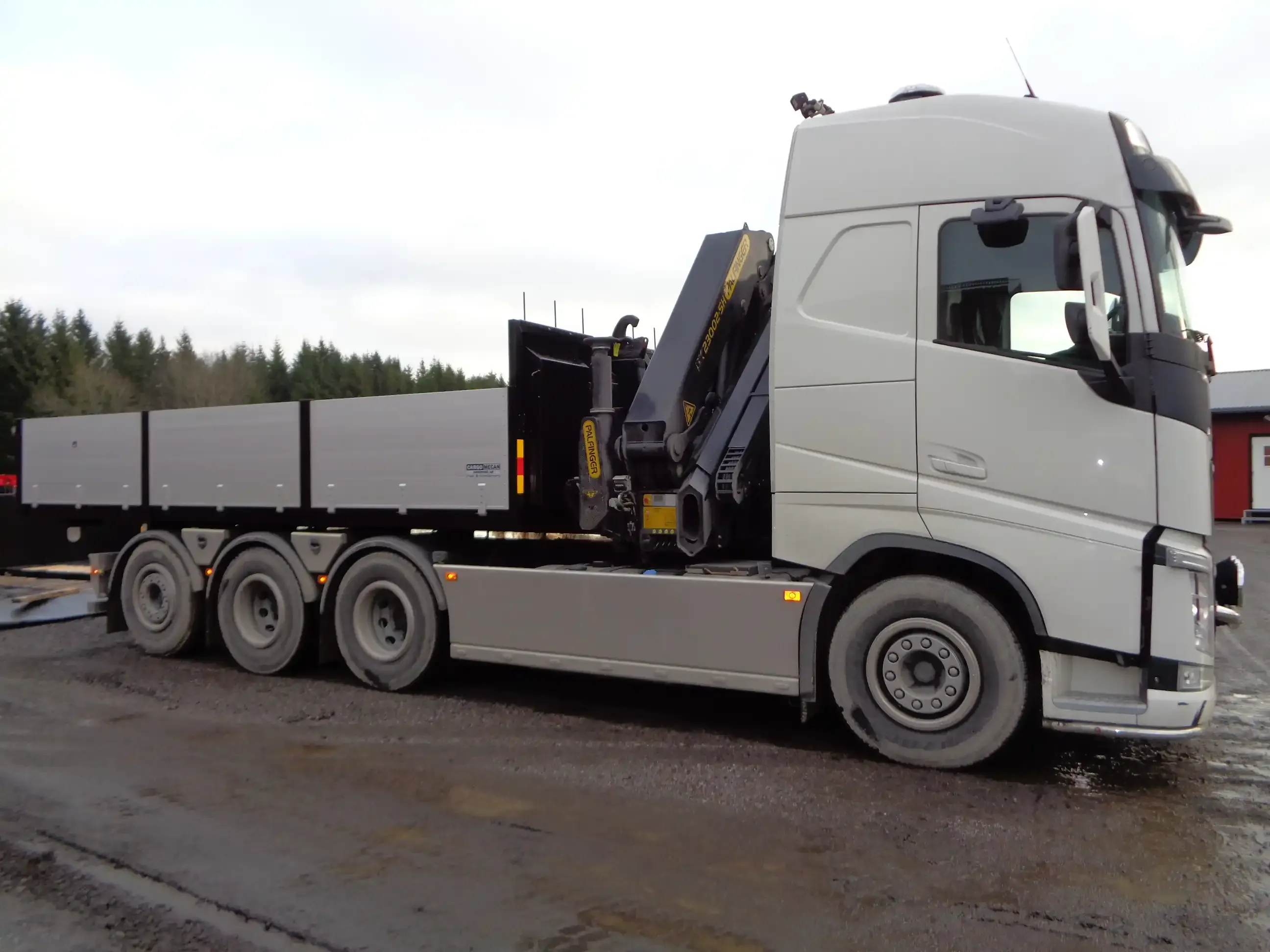 Bilar och traktor med flak 016